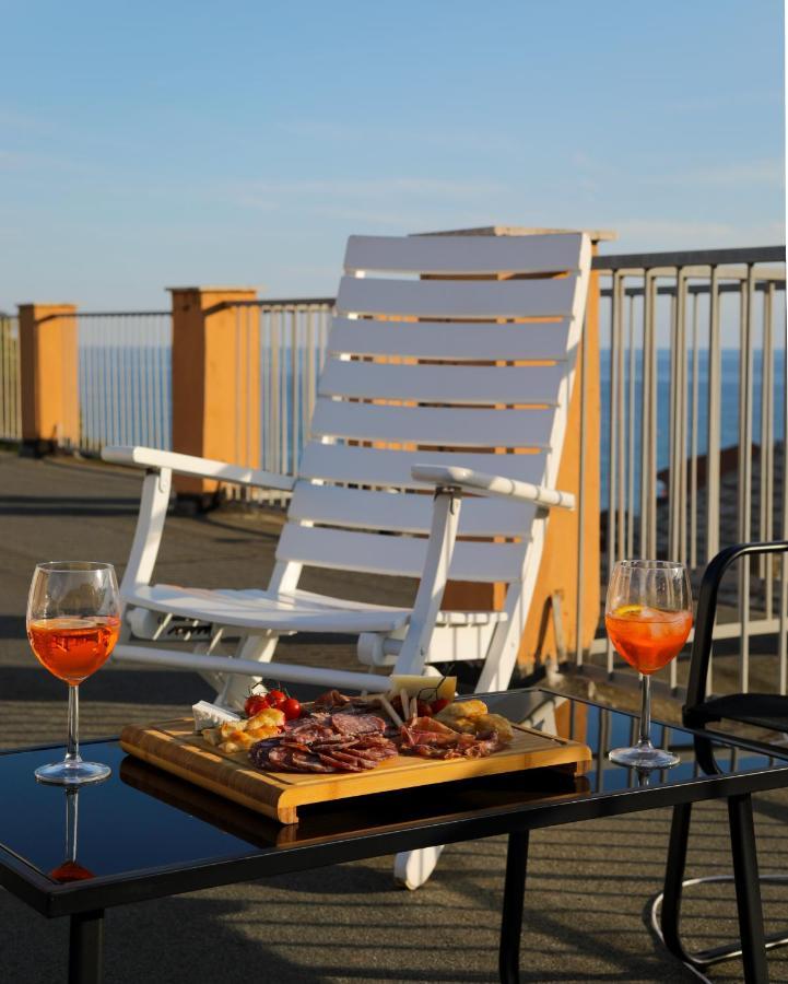 Moneglia Beach Downtown Bagian luar foto
