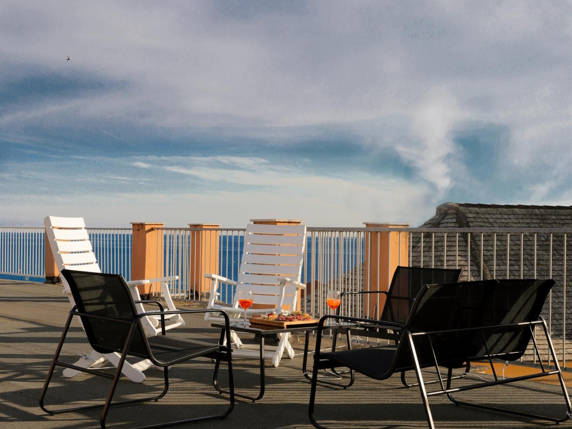 Moneglia Beach Downtown Bagian luar foto